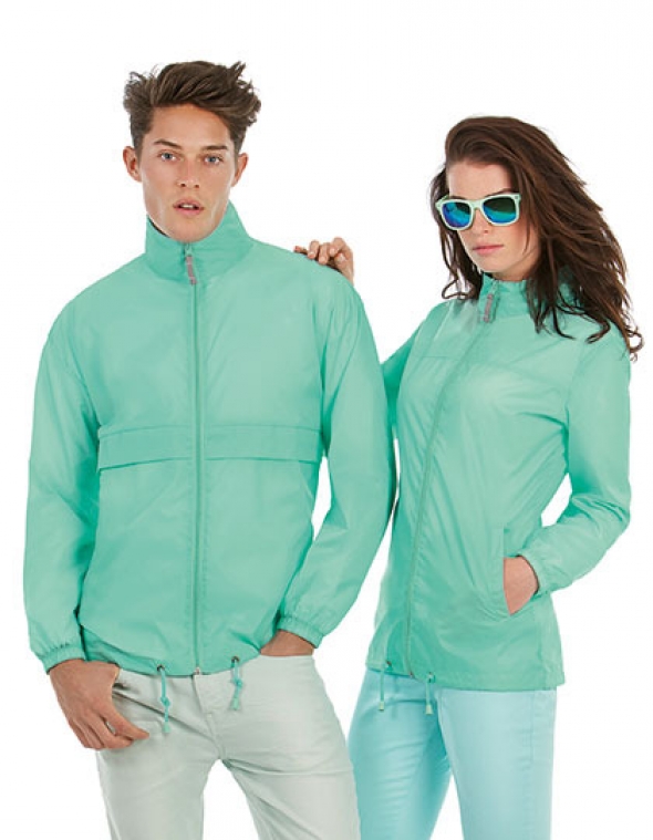Bild på ett par i ljusgröna sirocco-jackor från B&C. 