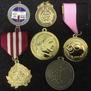 Bilden visar medaljer i metall. Några har medaljband.