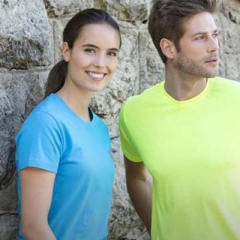 En bild på ett par som bär ekologiska t-shirts.