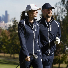 En bild på två golfare i särskilda träningskläder med funktionsmaterial