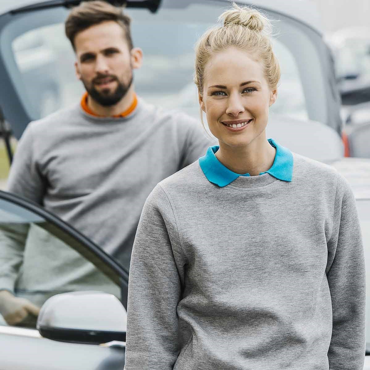 Bilden visar ett par med rundhalsade sweatshirts av hög kvalitet