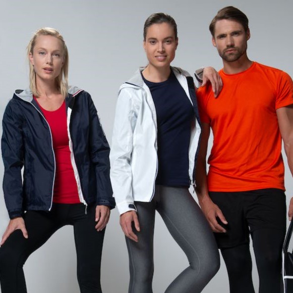 På bilden tre personer i sportkläder av olika slag. Bilden leder till sida om träningskläder.