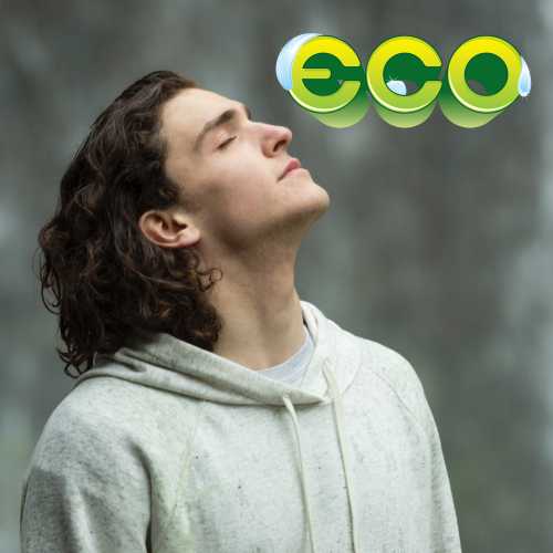 Här är en bild på en kille som bär ekologiska profilkläder eller eco-kläder.